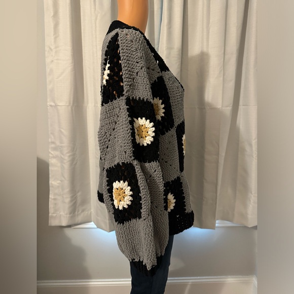 Beautiful POL size S black gray crochet daisy cardigan sweater NWOT - Picture 5 of 6